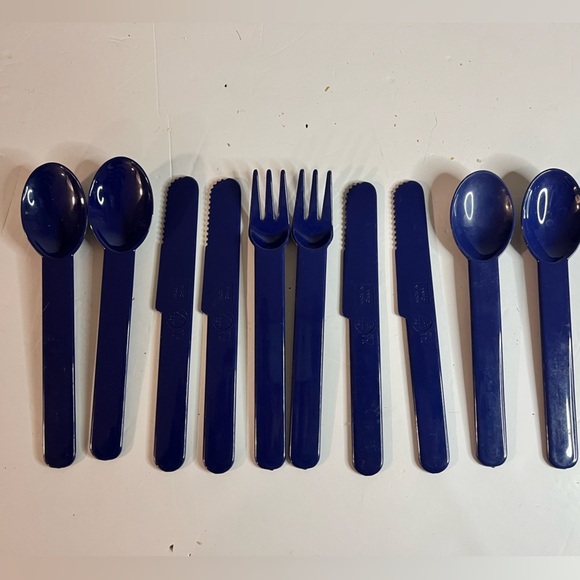 Vintage Blue Wicker Picnic Basket Set – 36+ Pieces Complete - Picture 13 of 16